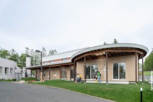 基礎断熱、パッシブ換気で居心地も省エネも 配置の妙で誰もが快適に過ごせるこども園