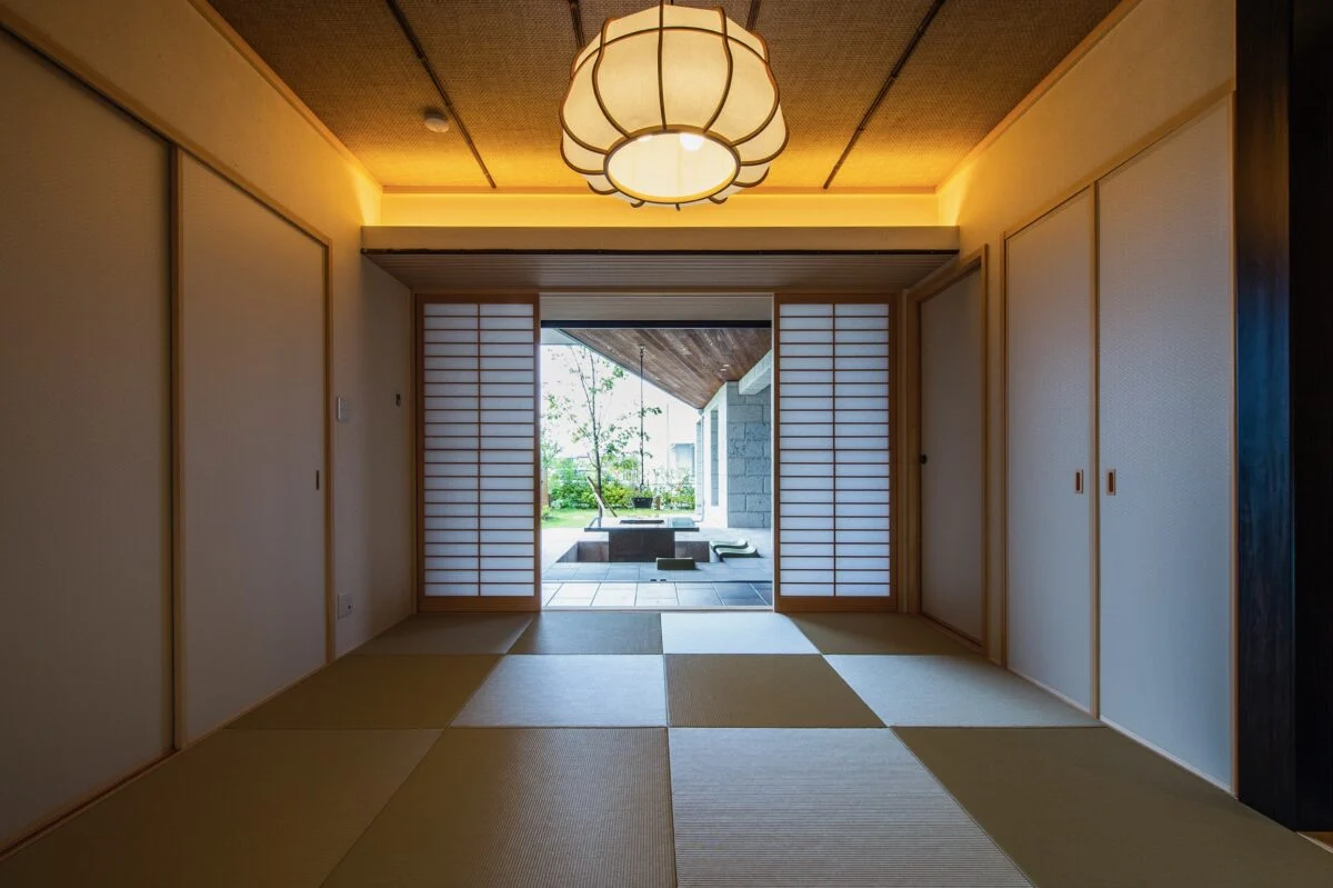 １階和室。竹の網代天井が美しい。障子を閉めれば個室になるうえ、入口を水回りへ向かう通路方向（画像右壁面奥）にも設けて宿泊時などでのプライバシー性を高めた
