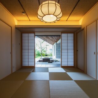 １階和室。竹の網代天井が美しい。障子を閉めれば個室になるうえ、入口を水回りへ向かう通路方向（画像右壁面奥）にも設けて宿泊時などでのプライバシー性を高めた
