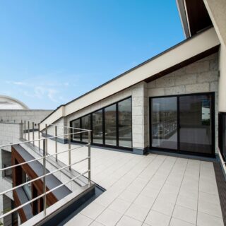 ３階ベランダ。L字のフォルムの建物の、内側の辺をなぞるように大型のベランダを計画。夏はここに人が集まり、マリーナに打ちあがる花火を見ることも
