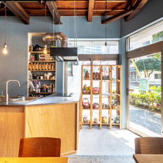 リノベーションにより生まれ変わった店内は、木の温もりに包まれるほっこり空間。既存床はシートを剥がし、当時の風合いそのままにクリア塗装。天井は構造現しとすることで、狭小な空間に広がりをもたらしている。
