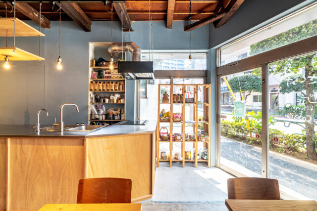リノベーションにより生まれ変わった店内は、木の温もりに包まれるほっこり空間。既存床はシートを剥がし、当時の風合いそのままにクリア塗装。天井は構造現しとすることで、狭小な空間に広がりをもたらしている。
