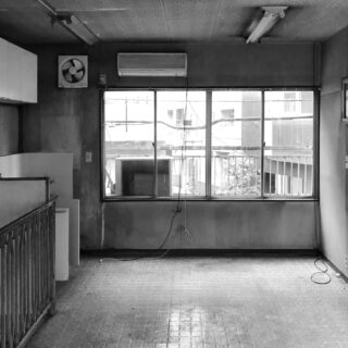リノベーション前の2階は元作業場。既存水回りはコストコントロールのため撤去して1Fにまとめ、奥のスペースは小上がりへ。
