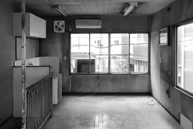 リノベーション前の2階は元作業場。既存水回りはコストコントロールのため撤去して1Fにまとめ、奥のスペースは小上がりへ。
