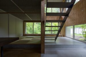 大きく張り出す屋根を越え意識が外へ外へと 開放的な居間と魅力的な景観が繋がる家