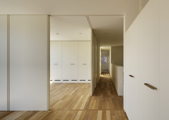 2階の子ども部屋。扉は取り外し可能だ。将来、子どもが独立した時につなげ、ワンルームにすることもできる
