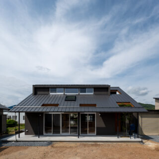 農家建築だった元の家の雰囲気を纏う外観。新築でありながら、元の家と同じようにフラッと寄りたくなる、懐の深さをもつ。
