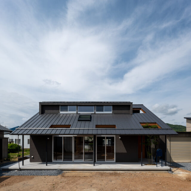 農家建築だった元の家の雰囲気を纏う外観。新築でありながら、元の家と同じようにフラッと寄りたくなる、懐の深さをもつ。
