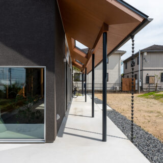 1.8ｍもある深い軒下は土間縁側とシームレスにつながり、隣の両親の家との通路でもある。大きくとった地窓は、視線の抜けや光の取り込みという要素とともに、実家と緩やかにつながるアイテムでもある。
