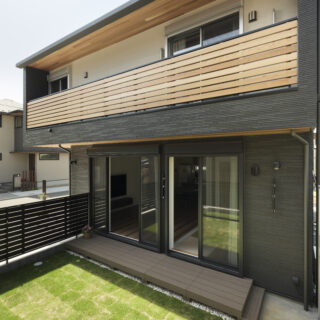 庭から建物を見る。１階の床高を可能な限り下げたことで、庭との繋がりがスムーズに。自然に庭に出られる