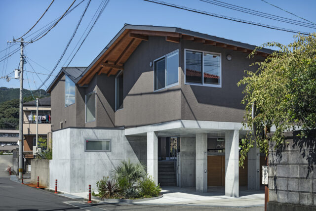 外観（南側）。2つの連続した切妻屋根、ボリュームを分割した家屋、落ち着いた壁色の採用などで、周囲に威圧感を与えず近隣に溶け込んだ存在となっている

