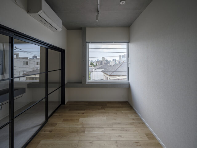 3階の北東角部屋、Ａタイプの寝室。道路に面した東の窓（写真奥）は眺望が抜群。明るい自然光もたっぷり入る。内装は木目とモノトーンでまとめたナチュラルなテイストで、幅広い層に好まれる
