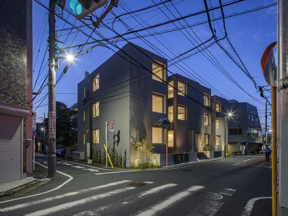 坂を上がった小高い丘の上に立つ「目黒の集合住宅」。周囲には高い建物がなく、3階からは開放的な景色を楽しめる
