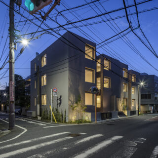 坂を上がった小高い丘の上に立つ「目黒の集合住宅」。周囲には高い建物がなく、3階からは開放的な景色を楽しめる
