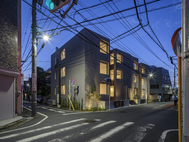 坂を上がった小高い丘の上に立つ「目黒の集合住宅」。周囲には高い建物がなく、3階からは開放的な景色を楽しめる
