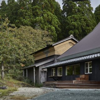 おおらかな合掌造りが印象的な「窓辺の家」。屋根や外壁は丁寧に改修されて、快適な住まいとして生まれ変わった。経年を感じさせる奥の蔵とも馴染み、緑に映える「絵になる家」に仕上がった