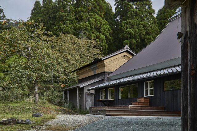 おおらかな合掌造りが印象的な「窓辺の家」。屋根や外壁は丁寧に改修されて、快適な住まいとして生まれ変わった。経年を感じさせる奥の蔵とも馴染み、緑に映える「絵になる家」に仕上がった