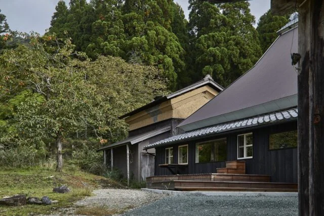 おおらかな合掌造りが印象的な「窓辺の家」。屋根や外壁は丁寧に改修されて、快適な住まいとして生まれ変わった。経年を感じさせる奥の蔵とも馴染み、緑に映える「絵になる家」に仕上がった