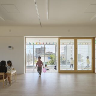 2階保育室からエアープレイス、中庭側を望む。階段室の2階外壁をガラス張りにしたことで、明るく空間的にも奥行きと広がりが感じられる