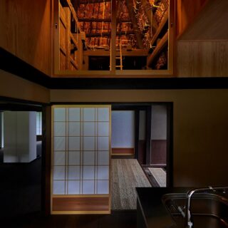 キッチンから見る玄関ホール上の小屋組み。美しい工芸品のようで見ていて飽きない