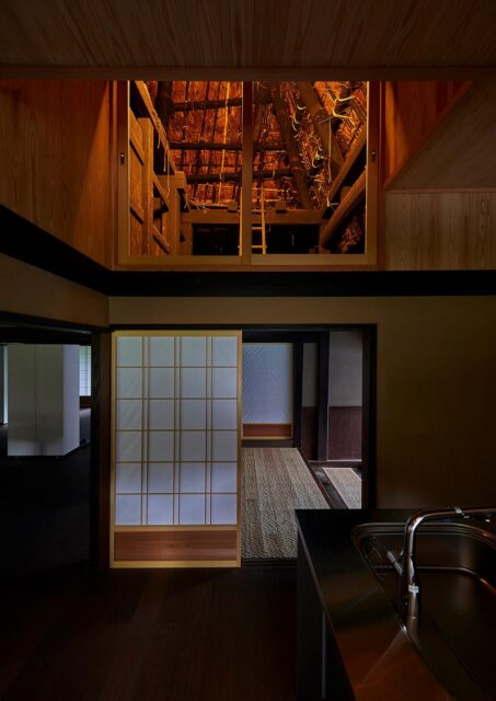 キッチンから見る玄関ホール上の小屋組み。美しい工芸品のようで見ていて飽きない