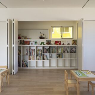 2階保育室の収納スペース。本棚は保育園が所有する絵本や紙芝居などのサイズに合わせ造作。換気基準を満たすため通風用の窓も設けられている