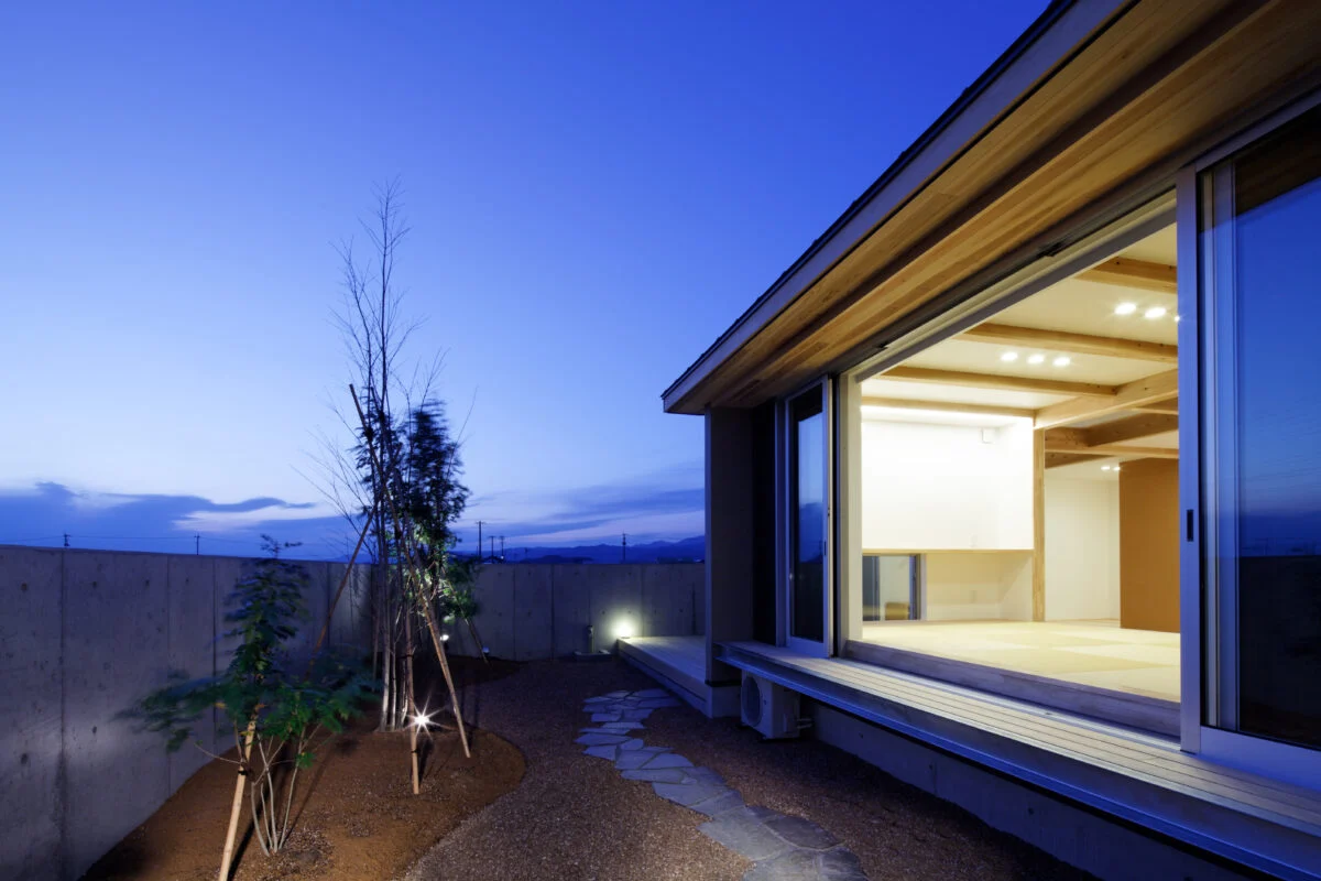 和室夕景。周囲を畑で囲われているため、他の建物は目に入らない。このため、広い空を満喫することができる。縁側に腰掛け、夕日を楽しむことも可能だ

