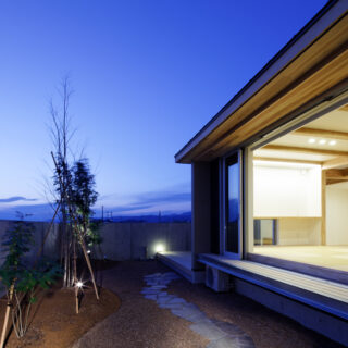 和室夕景。周囲を畑で囲われているため、他の建物は目に入らない。このため、広い空を満喫することができる。縁側に腰掛け、夕日を楽しむことも可能だ

