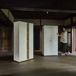 間仕切りになる可動式家具はキャスター付きで、女性でも手軽に動かせる。収納スペースを拡充し、収納家具としても使えるようにつくられている