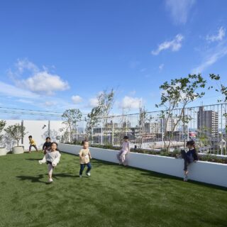 敷地を有効活用するため、屋上には人工芝を敷いたルーフテラスを設けた。広さは約14m✕6m（植栽部含む）もあり、思いっきり走り回ったり、転げ回ったりして体を動かすことができる