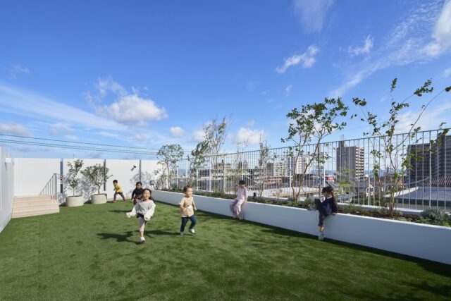 敷地を有効活用するため、屋上には人工芝を敷いたルーフテラスを設けた。広さは約14m✕6m（植栽部含む）もあり、思いっきり走り回ったり、転げ回ったりして体を動かすことができる