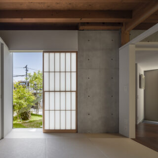 親世帯の和室。街側だが前庭が設けられているため、視線を感じることがなくプライバシーも確保されている。将来介護が必要となった場合には、この場所を寝室とするなど柔軟な変更が可能