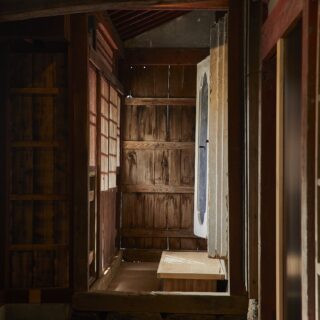 離れにある蔵へと続く、半戸外の通路。経年変化の美しい風合いを生かすため、あえて手を加えずに残している