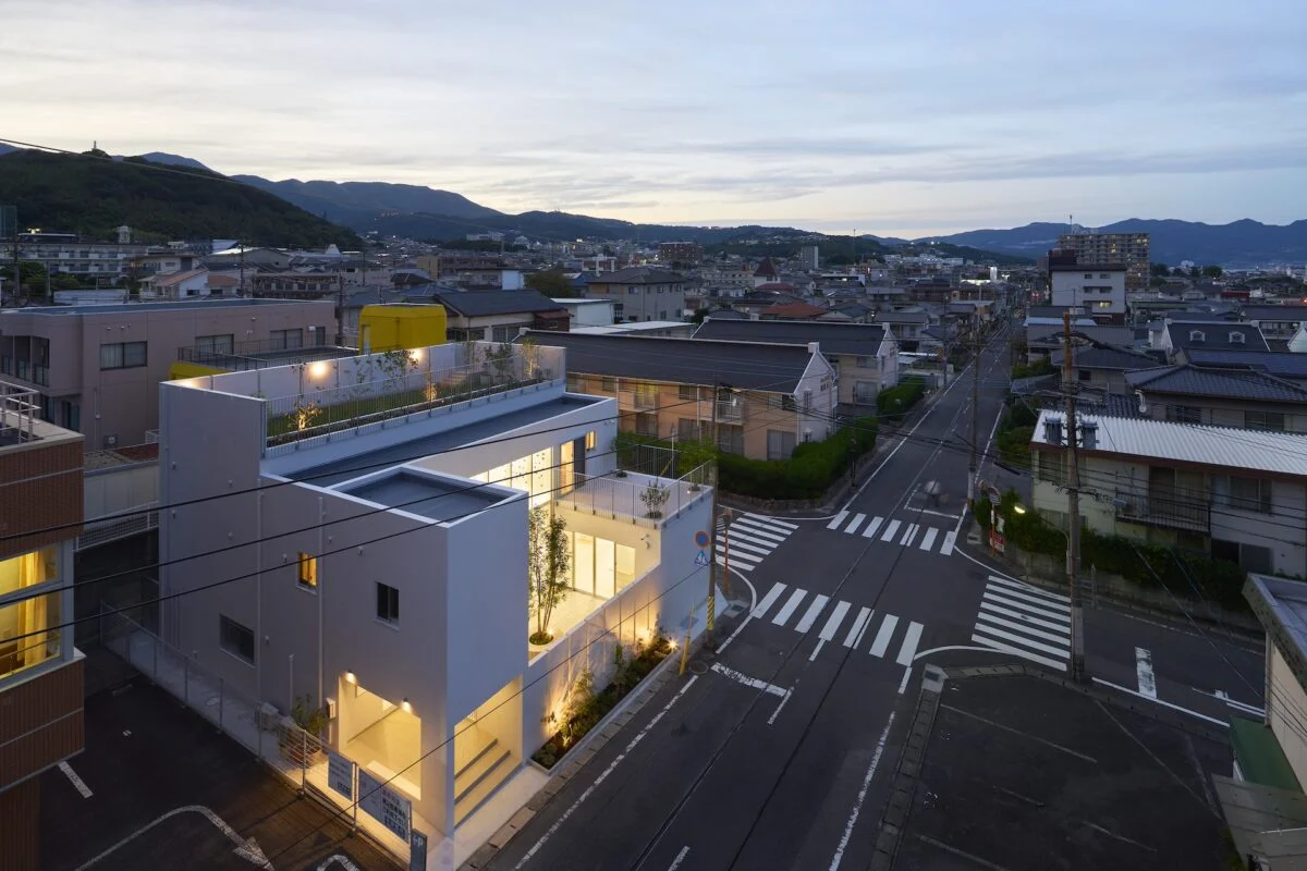 中庭を中心にコの字型となった建物の形状がよく分かる。限られた敷地ながら、高さの異なる矩形の建物を配置し、内部空間はもとより、中庭・2階テラス・ルーフテラスと屋外スペースもしっかり確保。「長年思い描いていた夢の園舎が実際に建ち、本当に嬉しいです」との園長先生の声が、このプロジェクトの成功を物語る
