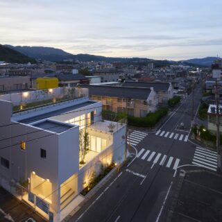 中庭を中心にコの字型となった建物の形状がよく分かる。限られた敷地ながら、高さの異なる矩形の建物を配置し、内部空間はもとより、中庭・2階テラス・ルーフテラスと屋外スペースもしっかり確保。「長年思い描いていた夢の園舎が実際に建ち、本当に嬉しいです」との園長先生の声が、このプロジェクトの成功を物語る