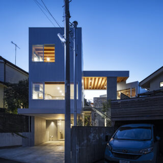 外観夕景。道路側にも大きな窓が設けられているが、内部は見えないように計算されていることがわかる。また外観は、2世帯住宅に見えないデザインとすることにもこだわったという。このプランであれば、将来使い方が変わったとしても、違和感なく対応できるだろう