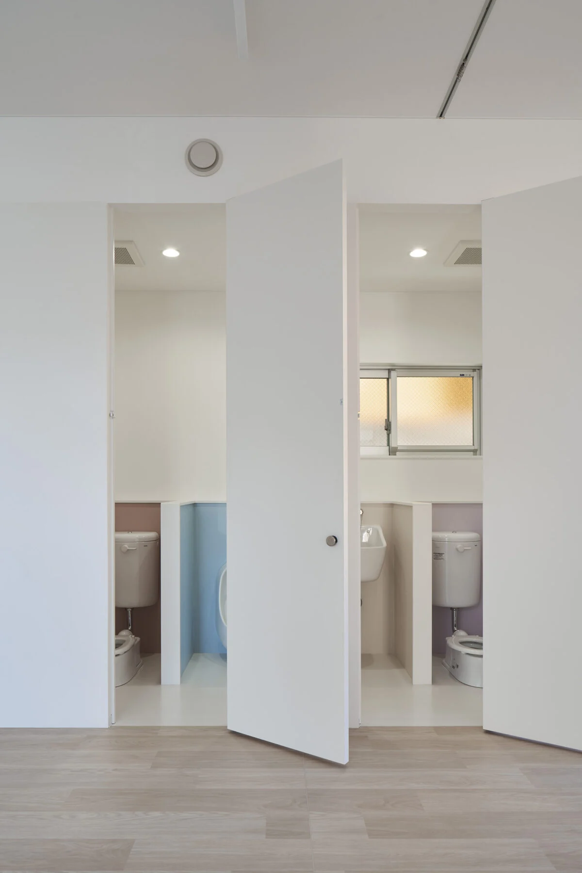 扉を開けるとトイレが出現。扉はふたつあるが、内部は仕切り壁がなくつながっている