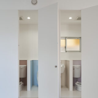 扉を開けるとトイレが出現。扉はふたつあるが、内部は仕切り壁がなくつながっている