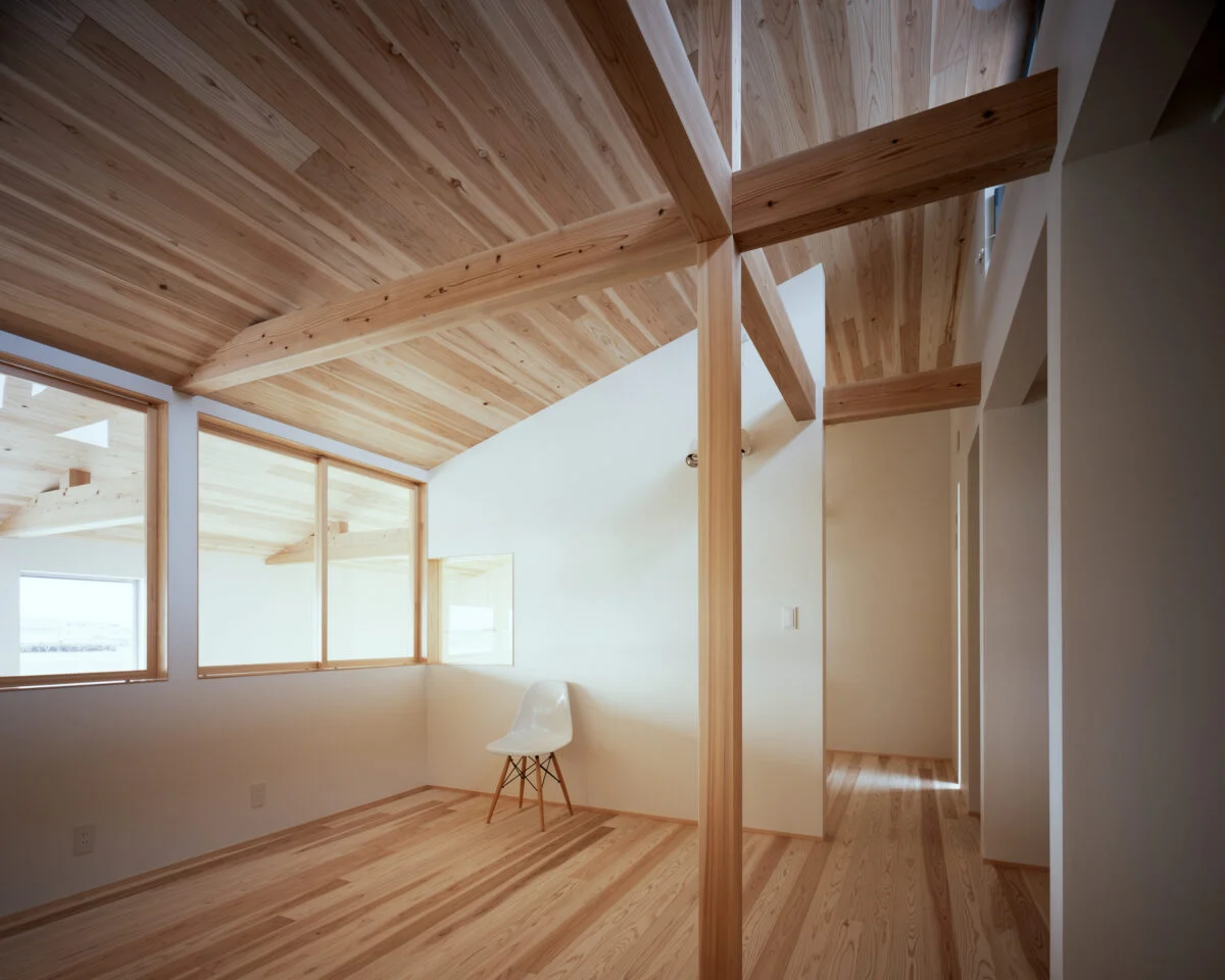 2階の子供スペース。将来は2つの子供部屋にできるよう、梁やコンセントを準備している。圧迫感がないよう、現時点では扉をあえて設置していない
