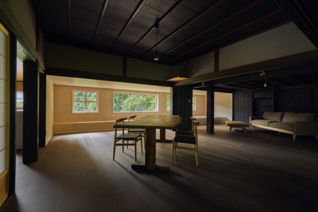 広間から窓辺を見る。古色塗装で漆黒に仕上げた広間と明るい窓辺のコントラストが見事。お寺の堂内から白砂の枯山水を見つめるように、暗いところからやさしい光に包まれた場所を見るとなぜか落ち着き、心が穏やかになる──そんな日本人らしい感覚が呼び覚まされる空間だ