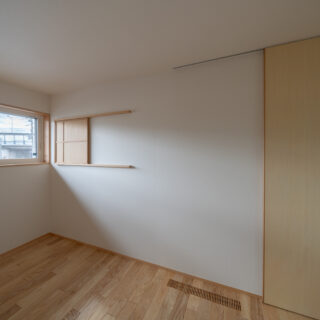 和室上部にある子供部屋は、WICつき。高窓と玄関吹き抜けの窓で明かりを取る。床下のガラリから、冷暖房の空気が循環する。