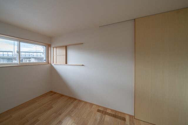 和室上部にある子供部屋は、WICつき。高窓と玄関吹き抜けの窓で明かりを取る。床下のガラリから、冷暖房の空気が循環する。
