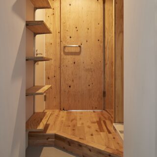 収納の扉は、90度開くと部屋内を目隠しできる扉に。裏側は合板を貼りテイストを統一