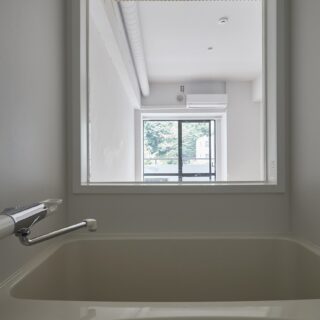 浴室乾燥機付きバスルーム。大きな窓からは、部屋の中や窓先の緑が見える。開放感あるお風呂に浸かりながらゆったりのんびりリラックスタイム