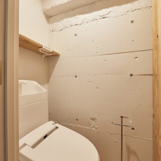 ユニットバスをやめ、バス・トイレ別に。コストを抑えるため、構造の壁を塗装しただけのシンプル空間に
