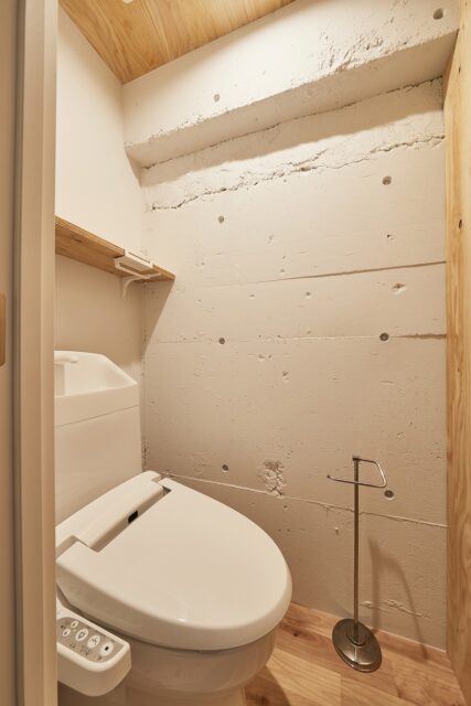 ユニットバスをやめ、バス・トイレ別に。コストを抑えるため、構造の壁を塗装しただけのシンプル空間に