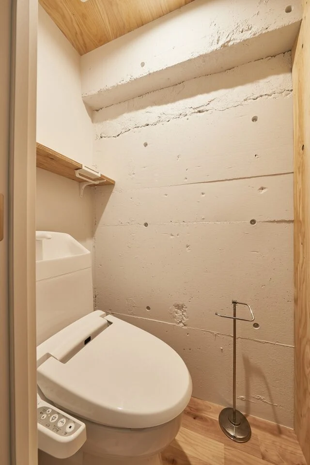 ユニットバスをやめ、バス・トイレ別に。コストを抑えるため、構造の壁を塗装しただけのシンプル空間に