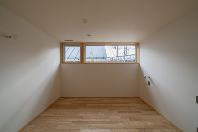 夫婦の主寝室は、将来夫婦だけの生活になったときに平屋的生活ができるよう１階に。南の道路側の壁にはプライバシーを確保するため窓を設けず、東の高窓から採光。