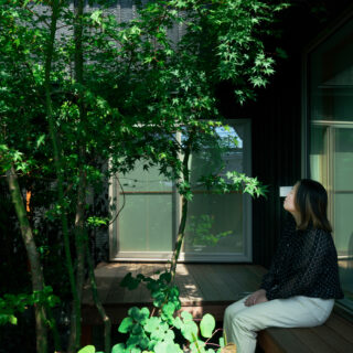 中庭には、宇佐美さんが提案したイロハモミジやナツハゼなどの落葉樹を。夏には木陰をつくり、秋には紅葉も楽しめるのだという。