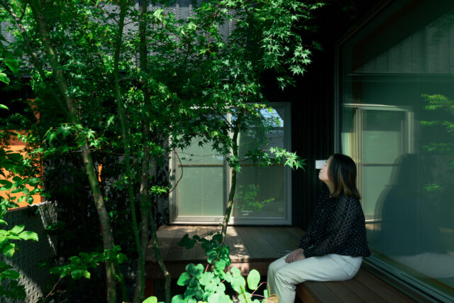 中庭には、宇佐美さんが提案したイロハモミジやナツハゼなどの落葉樹を。夏には木陰をつくり、秋には紅葉も楽しめるのだという。
